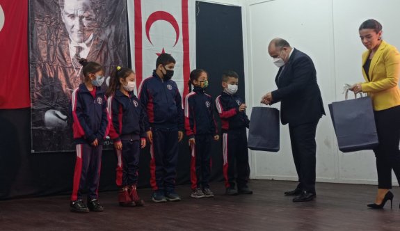 Atatürk İlkokulu’nda 40 öğrenciye tablet dağıtıldı