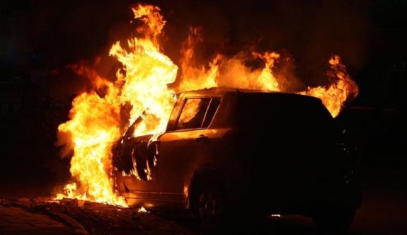 Kaza yapan araçta sıkışan kişi yanarak hayatını kaybetti