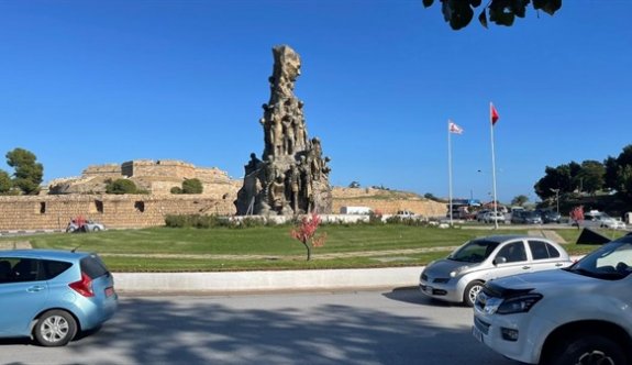 Gazimağusa’da Anıt Çemberi'ne Yunan bayrağı asmaya çalışan Rum tutuklandı