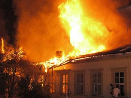 Odun sobasına yanıcı madde dökmesi sonucu evi yaktı