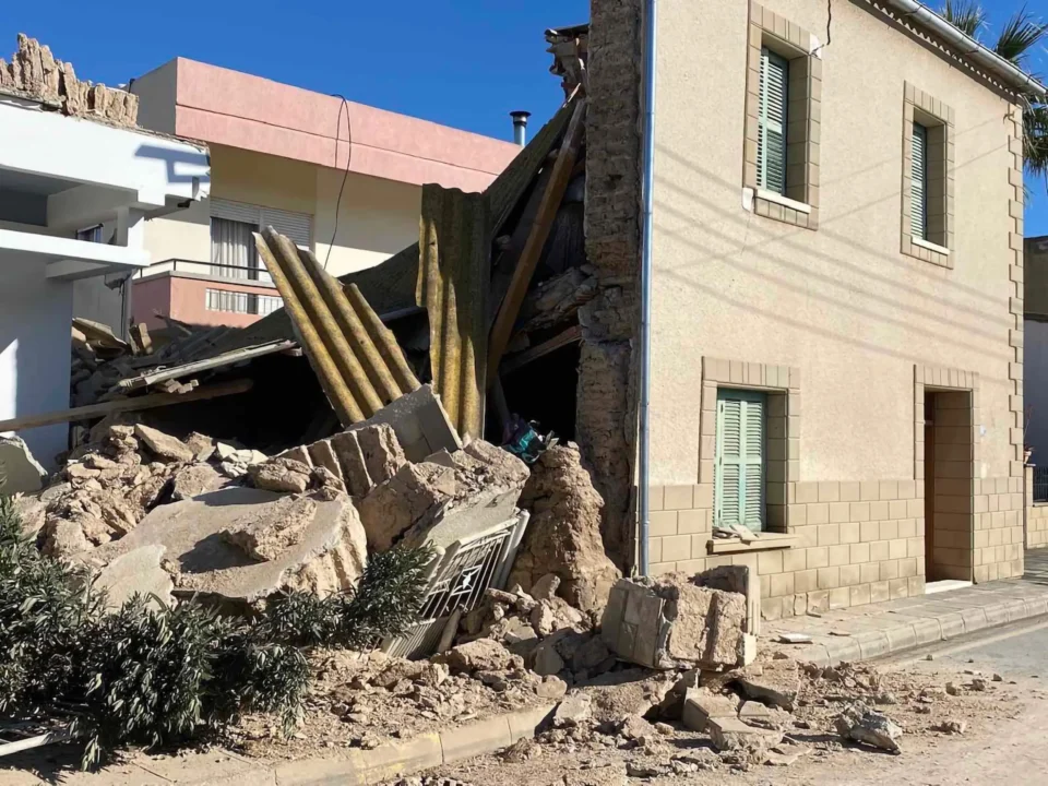 Depremden zarar gören ev aniden yıkıldı