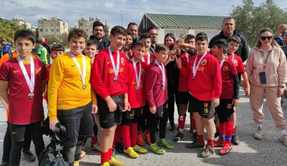Raif Özgüren U12 Turnuvası şampiyonu Urcan Vangöl Akademi