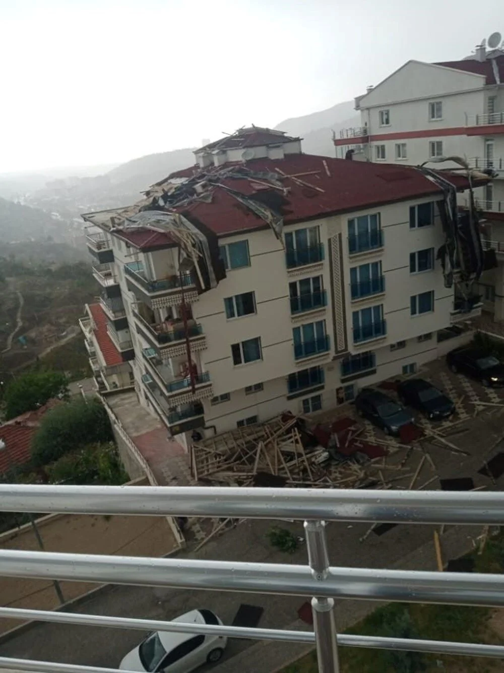 Ankara'da fırtına çatıları uçurdu