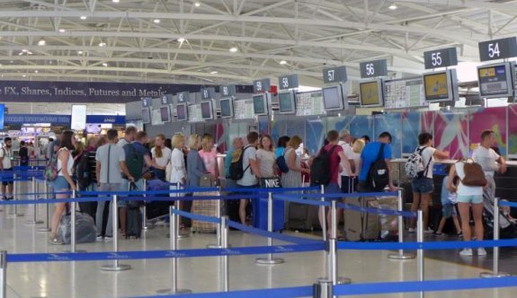 Güney Kıbrıs'ta ilk 4 ayda bir buçuk milyon yolcu uçtu