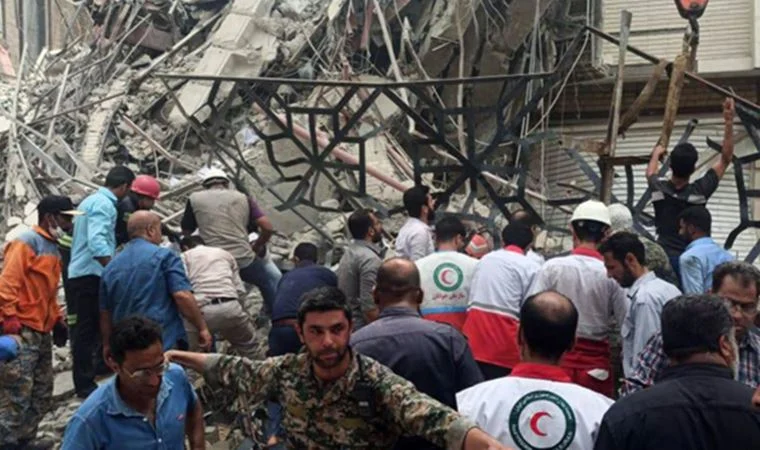 İran'da 10 katlı bina çöktü