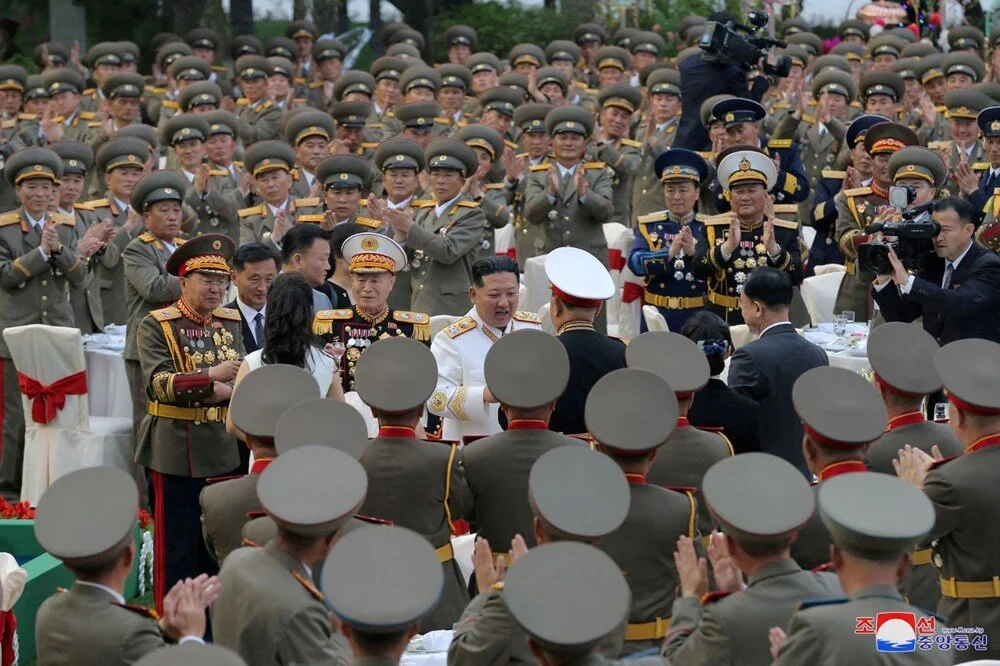 Kim Jong-un'dan vakaların 3 milyona dayandığı ülkede maskesiz ve mesafesiz tören