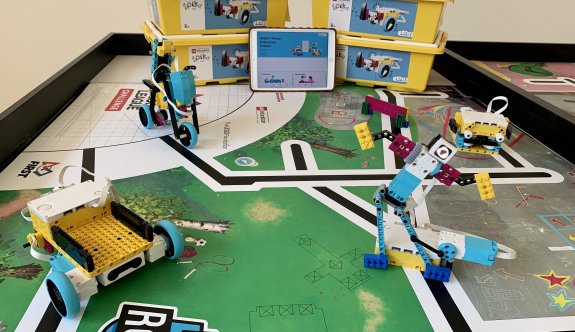Robot Tasarım ve Kodlama Atölyesi Vakıflar’ın desteğiyle Hala Sultan İlahiyat Koleji’nin kullanımına sunuldu
