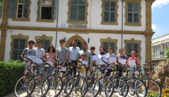 Evkaf Biliyorum yarışmasında başarılı olan 10 gence bisiklet ödülü verildi