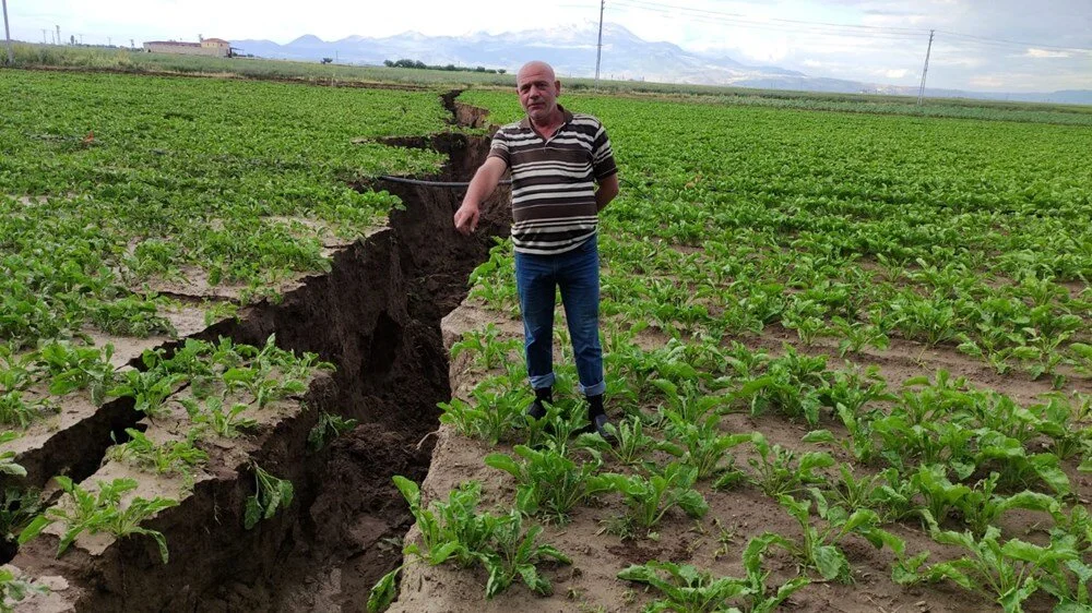 Kayseri'de şiddetli yağmur: Ekili arazide 2,5 kilometre yarık oluşturdu