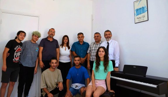 Lefkoşa Anadolu Güzel Sanatlar Lisesi’ne piyano ödülü takdim edildi