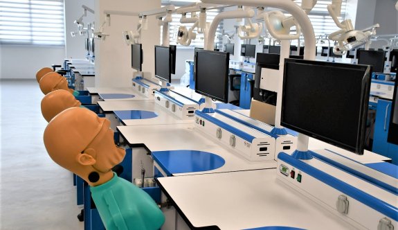 DAÜ Diş Hekimliği Fakültesi son teknolojiyle donatılmış modern binasında yeni öğrencilerini bekliyor