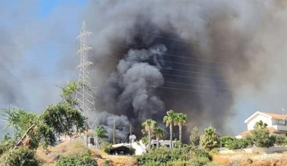 Limasol'da yangın bir köyü tehdit ediyor