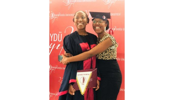 Nijeryalı ikizler, birincilikle mezun oldular