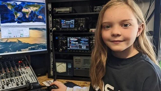 8 Yaşındaki kız amatör telsiz kullanarak astronotla sohbet etti