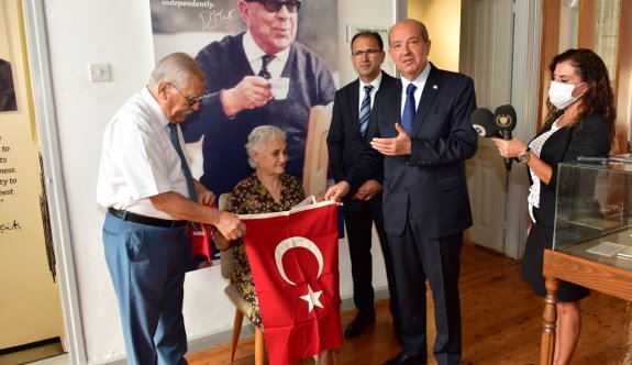 İbrahimoğlu’nun evinde diktiği bayrak Dr. Fazıl Küçük Müzesi’ne hediye edildi