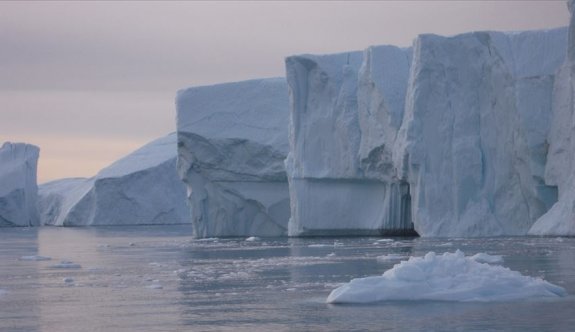 Grönland'ın sıcak Eylül'ü buzullarda rekor erimeye neden oldu