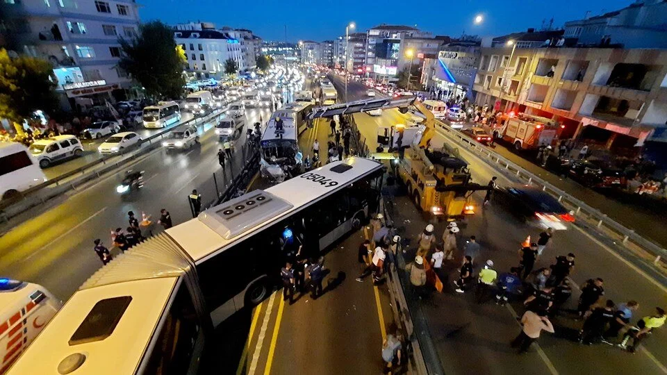 İstanbul Avcılar'da iki metrobüs kafa kafaya çarpıştı