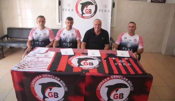 Larnaka Gençler Birliği yönetimi antrenörlerle sözleşme imzaladı