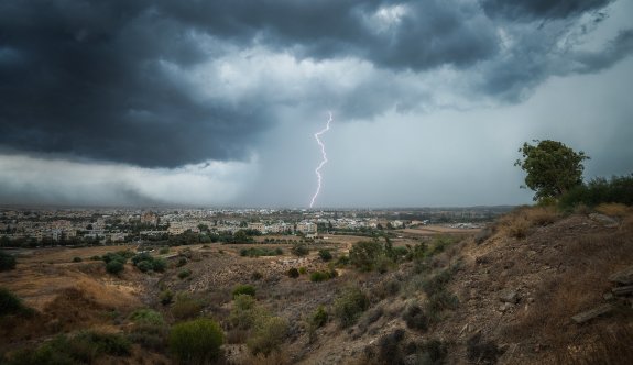 Yağışlar, Güney Kıbrıs'ta zarara yol açtı