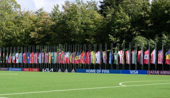 Endonezya’daki stadyum felaketi sonrası FIFA merkezinde bayraklar yarıya indirildi