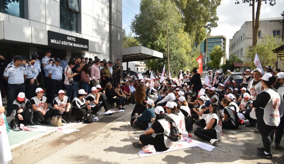 Hademeler Eğitim Bakanlığı önünde eylem yaptı