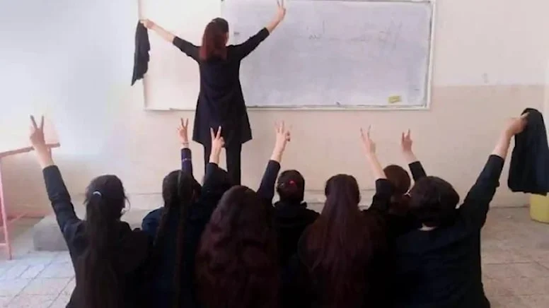 İran’da protestolar liselere sıçradı, genç kızlar başörtülerini çıkarıyor