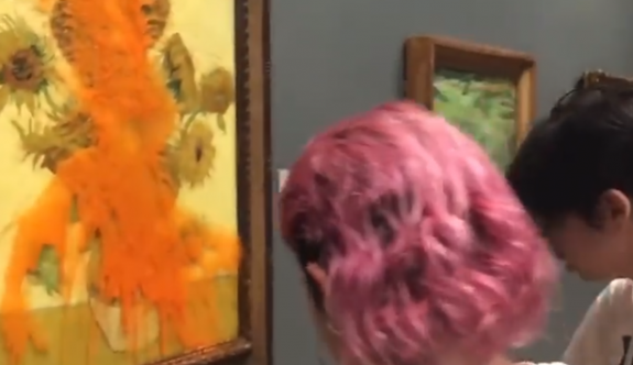 Milyon dolarlık Van Gogh tablosuna çorba fırlattılar