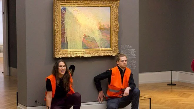 Monet tablosuna patates püresi fırlattılar