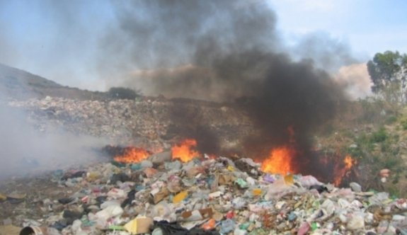 Çöplükler yanıyor, yetkililer seyrediyor