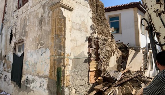 Evkaf, evi yıkılan aileye sahip çıktı