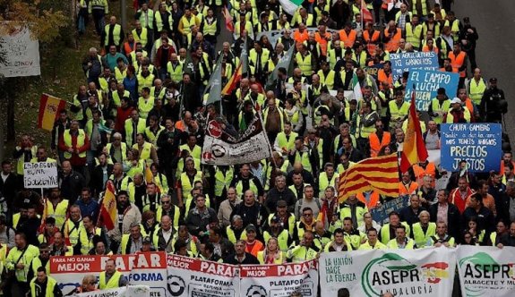 İspanya’da enerji krizinden etkilenen kamyoncular greve başladı