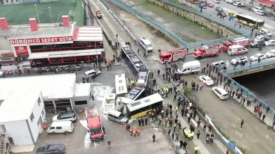 İstanbul'da tramvay ile İETT otobüsü çarpıştı: 4'ü ağır 19 yaralı