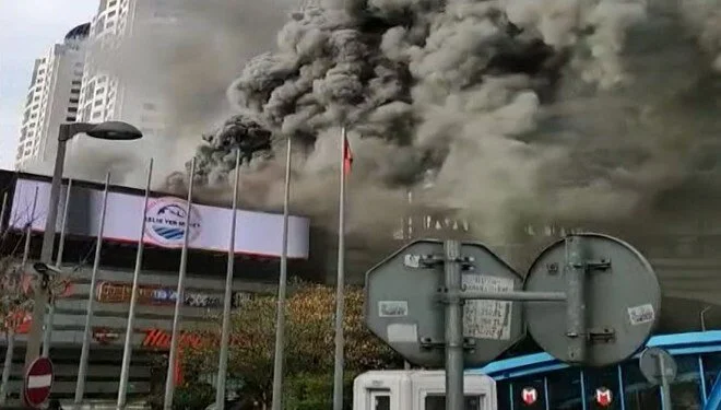 İstanbul Levent'te AVM yangını