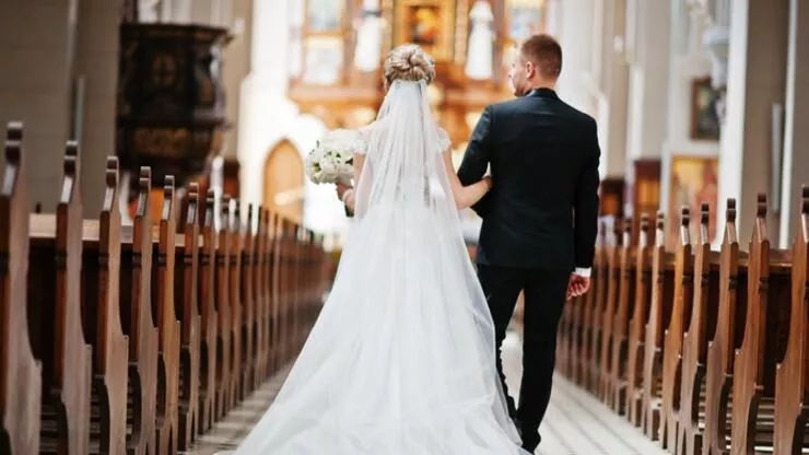İtalya'da kilisede evlenenlere para ödülü önerisi