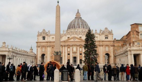 Eski Papa 16. Benedictus’un naaşını Vatikan’da on binlerce kişinin ziyaret etmesi bekleniyor
