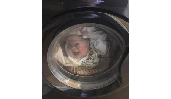 Evin içinde kaybolan 3 yaşındaki kızını her yerde aradı! Çamaşır makinesine bakınca dehşeti yaşadı