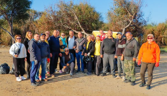 Gazimağusa Belediye Başkanı Süleyman Uluçay, Temiz Ada Grubu’nun temizlik etkinliğine katıldı