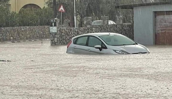 Girne bölgesini sağanak yağış vurdu