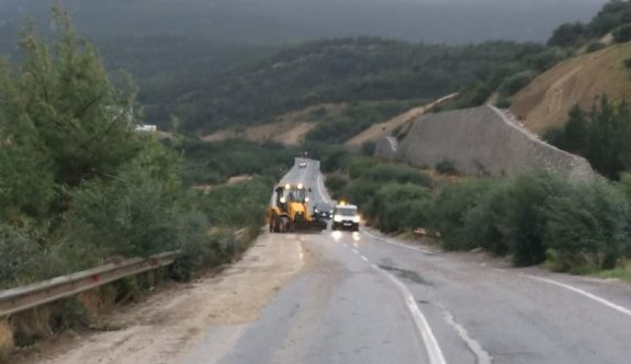 Kozanköy- Karşıyaka yolu çökme nedeniyle trafiğe kapatıldı
