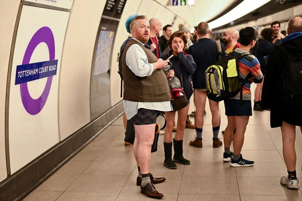 Londra'da 'Pantolonsuz Metro Günü' eğlencesi