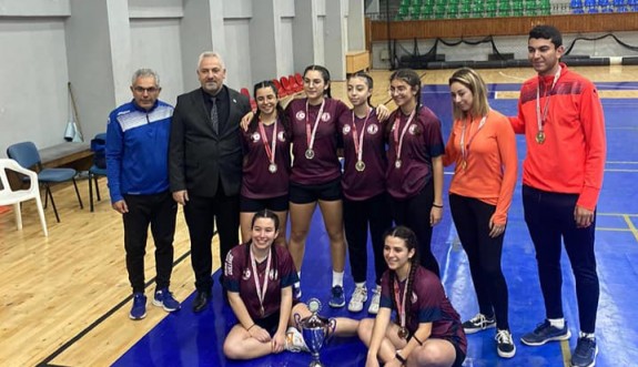 Okullarda Badminton şampiyonu YDK Kız Takımı