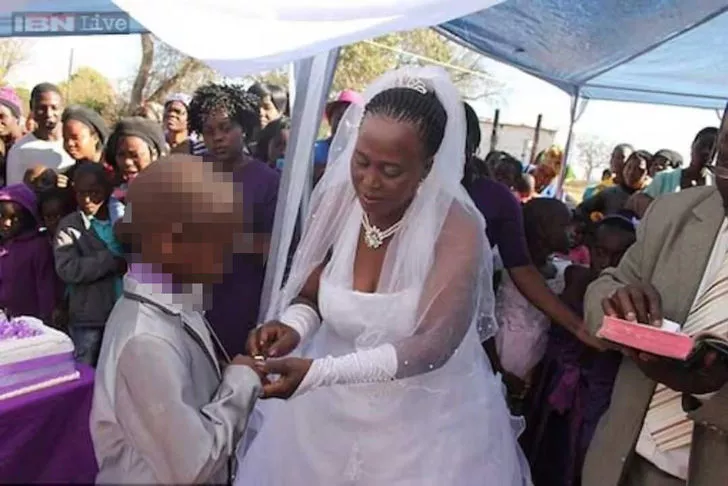 Skandal görüntüler! 69 yaşındaki kadın 9 yaşındaki çocukla evlendi...