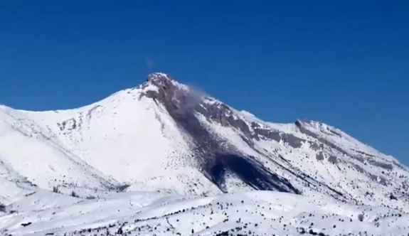 Deprem sonrası dağ yanmaya başladı