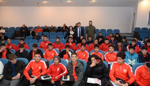 Gönyeli Futbol Akademisi futbolcularına yönelik sağlıklı beslenme eğitimleri verildi