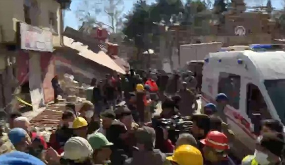 Kahramanmaraş'ta depremin 248'inci saatinde bir genç kız enkazdan çıkarıldı