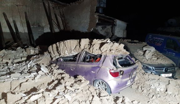 Minareliköy’de kerpiç bina yıkıldı, iki araç hasar gördü