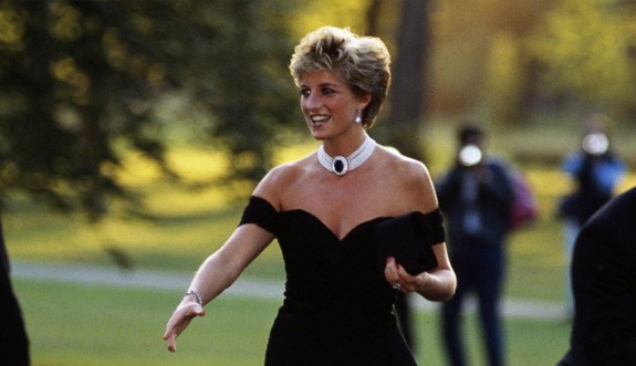 Prenses Diana’nın ikonik elbisesi 11,4 milyon TL’ye satıldı