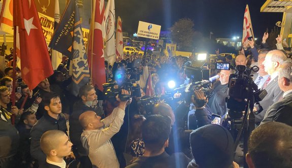 Cumhurbaşkanı Tatar'a ülkeye dönüşünde destek gösterisi