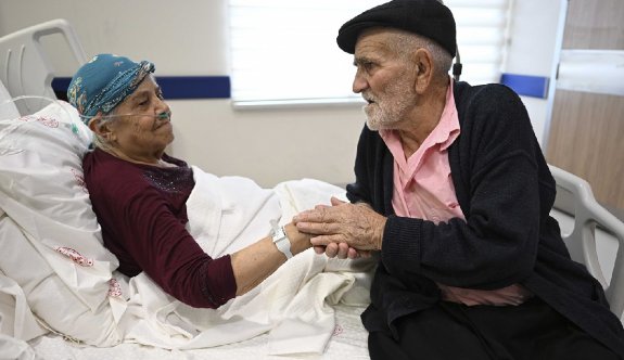 Enkaza girip 65 yıllık hayat arkadaşını kurtardı