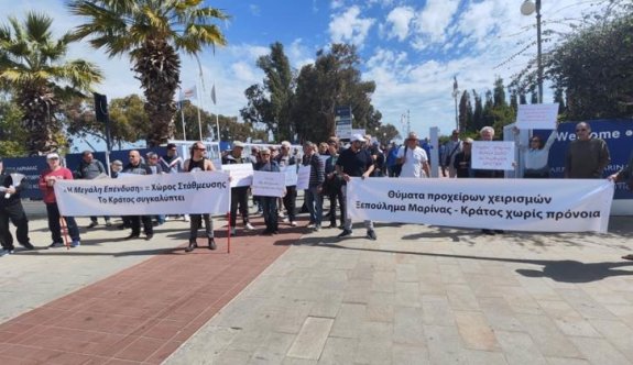 Gezi teknesi sahipleri Limasol Marinası’nı giriş çıkışlara kapattı